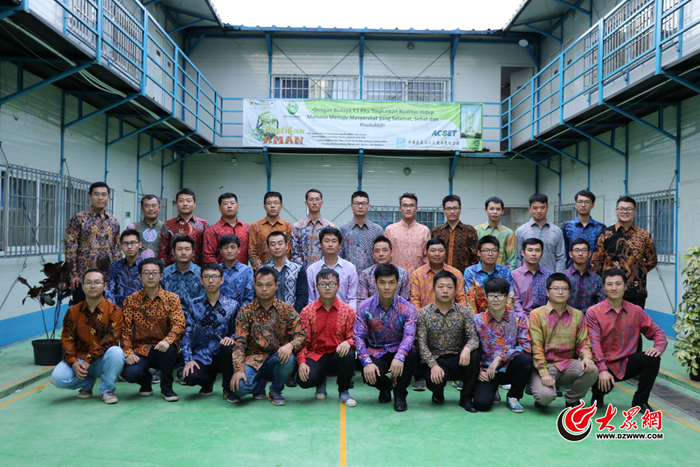 身著當(dāng)?shù)孛褡宸b的項(xiàng)目團(tuán)隊(duì) 身著當(dāng)?shù)孛褡宸b的項(xiàng)目團(tuán)隊(duì)